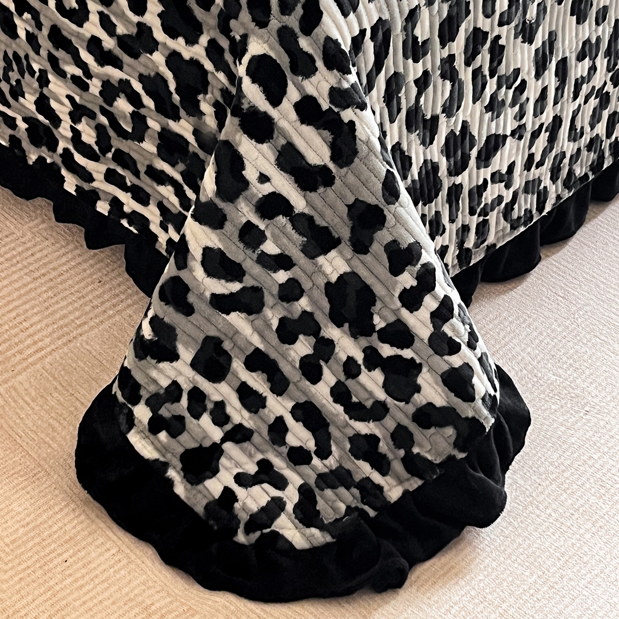 91家纺网 家纺一手货源 找家纺 安哆啦家纺 2025新款法式赫本风牛奶绒单床盖 高级豹纹