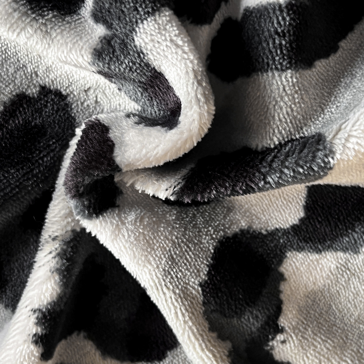 91家纺网 家纺一手货源 找家纺 安哆啦家纺 2025新款法式赫本风牛奶绒单床盖 高级豹纹