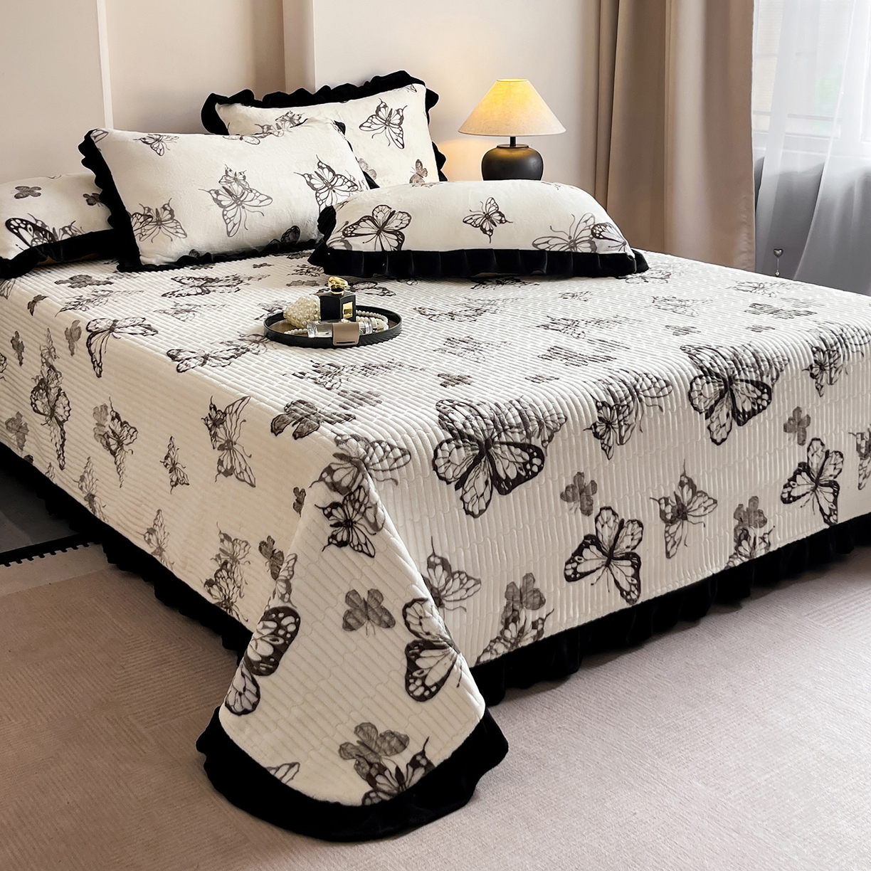 91家纺网 家纺一手货源 找家纺 安哆啦家纺 2025新款法式赫本风牛奶绒单床盖 蝴蝶翩翩