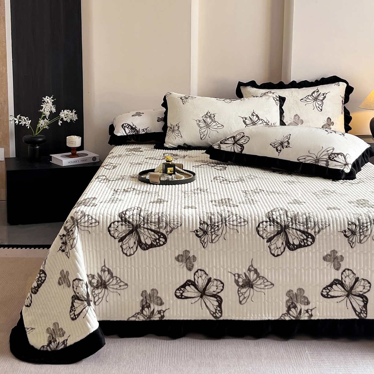 91家纺网 家纺一手货源 找家纺 安哆啦家纺 2025新款法式赫本风牛奶绒单床盖 蝴蝶翩翩