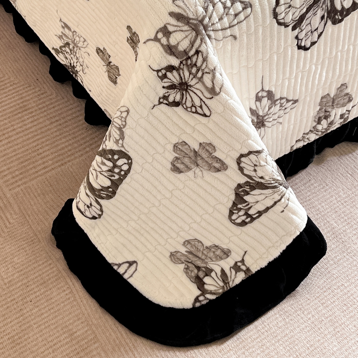 91家纺网 家纺一手货源 找家纺 安哆啦家纺 2025新款法式赫本风牛奶绒单床盖 蝴蝶翩翩