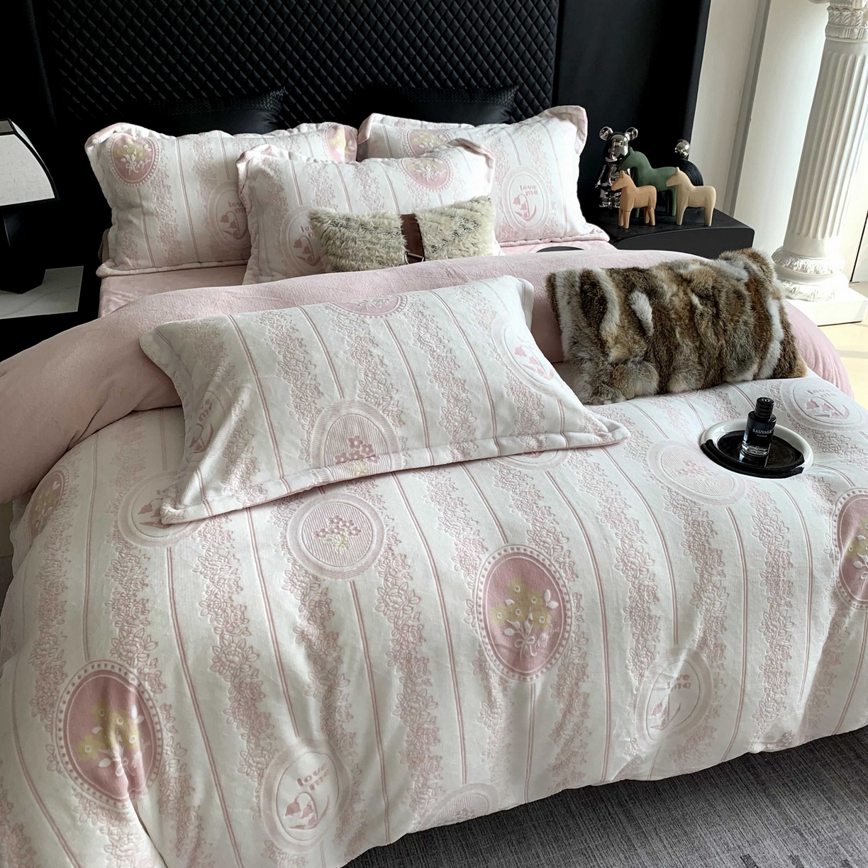 91家纺网 家纺一手货源 找家纺 （总）奈萝家纺 2025新款加厚雕花绒牛奶绒四件套