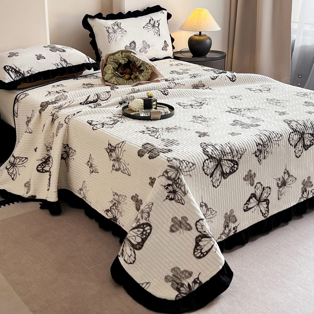 91家纺网 家纺一手货源 找家纺 安哆啦家纺 2025新款法式赫本风牛奶绒单床盖 蝴蝶翩翩