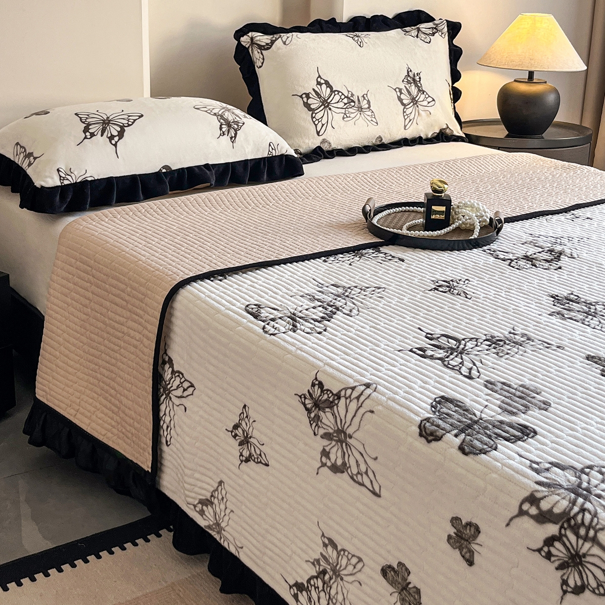 91家纺网 家纺一手货源 找家纺 安哆啦家纺 2025新款法式赫本风牛奶绒单床盖 蝴蝶翩翩