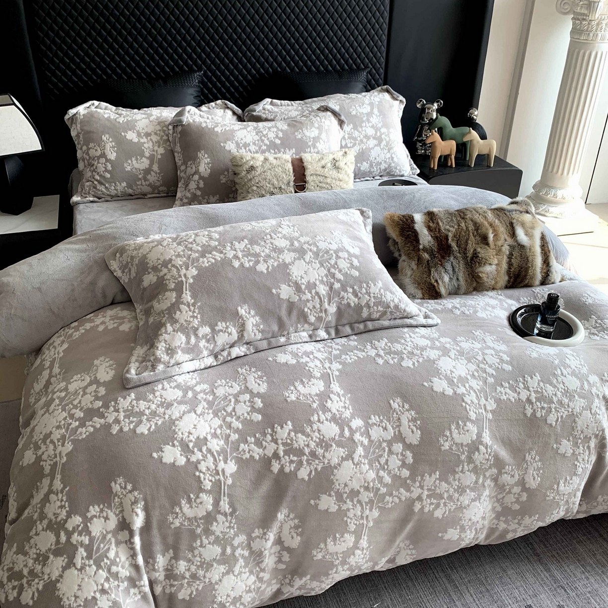 91家纺网 家纺一手货源 找家纺 （总）奈萝家纺 2025新款加厚雕花绒牛奶绒四件套