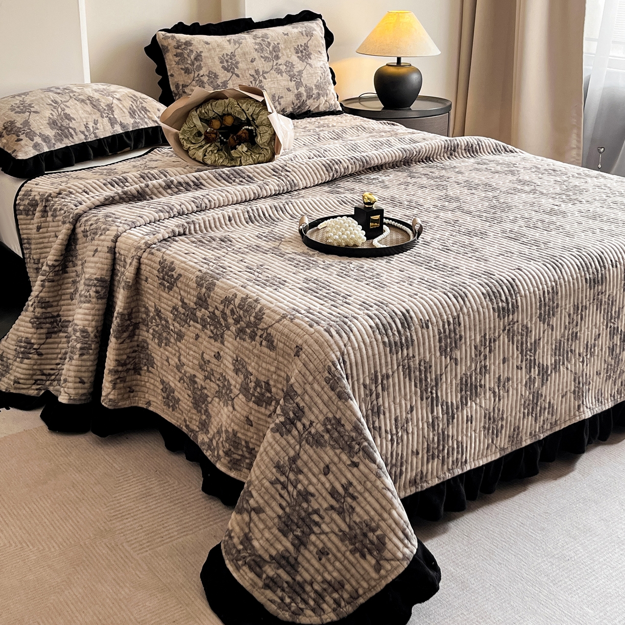 91家纺网 家纺一手货源 找家纺 安哆啦家纺 2025新款法式赫本风牛奶绒单床盖 花影浅吟