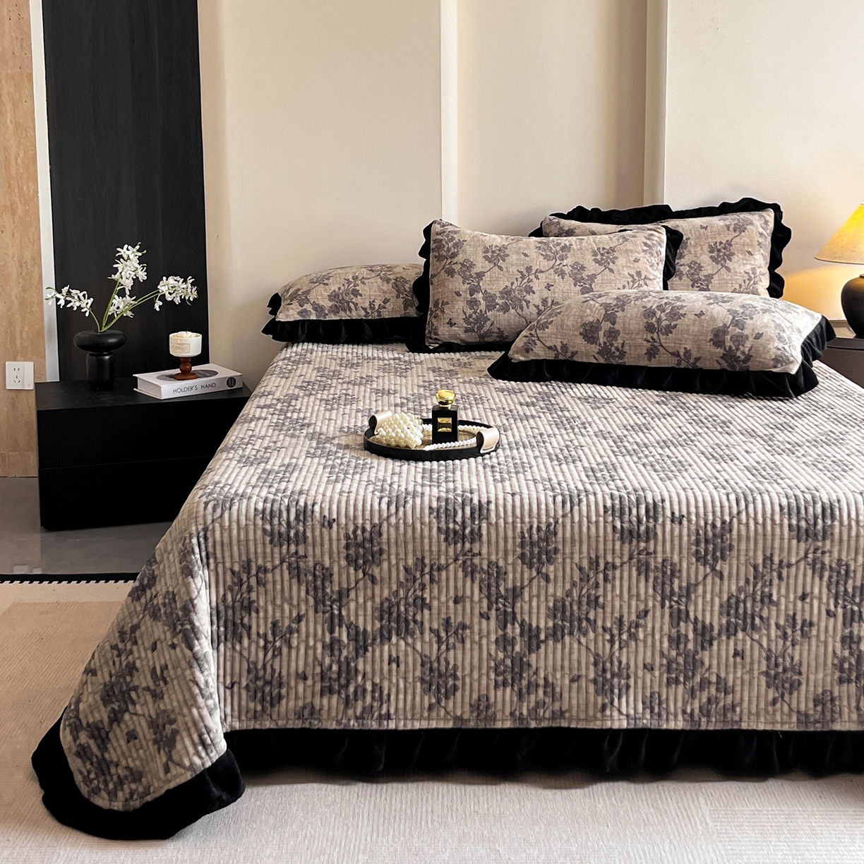 91家纺网 家纺一手货源 找家纺 安哆啦家纺 2025新款法式赫本风牛奶绒单床盖 花影浅吟