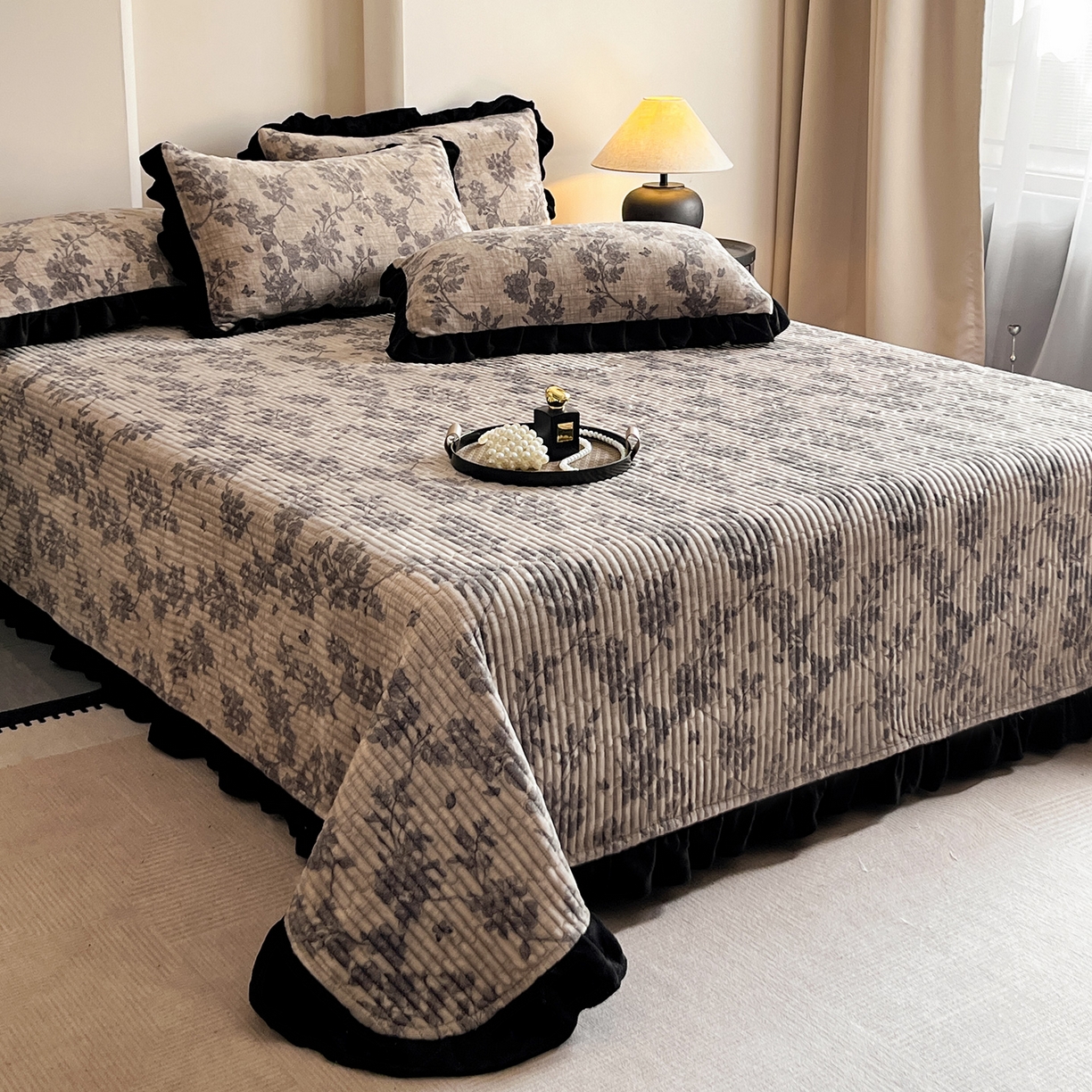 91家纺网 家纺一手货源 找家纺 安哆啦家纺 2025新款法式赫本风牛奶绒单床盖 花影浅吟