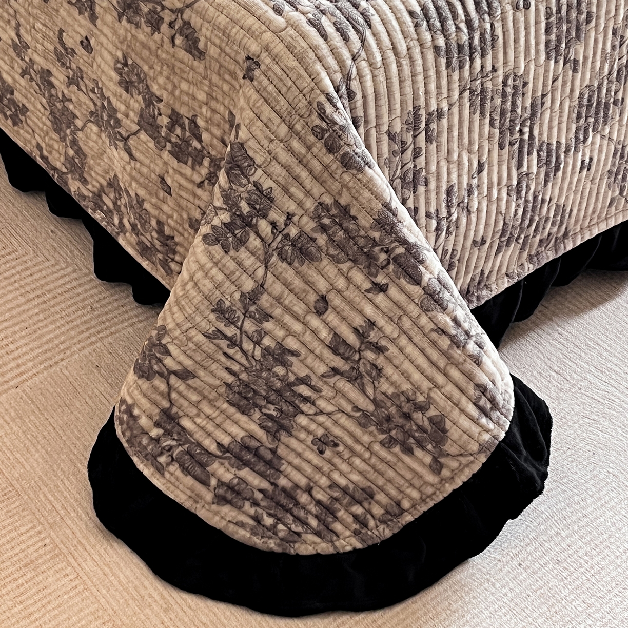 91家纺网 家纺一手货源 找家纺 安哆啦家纺 2025新款法式赫本风牛奶绒单床盖 花影浅吟