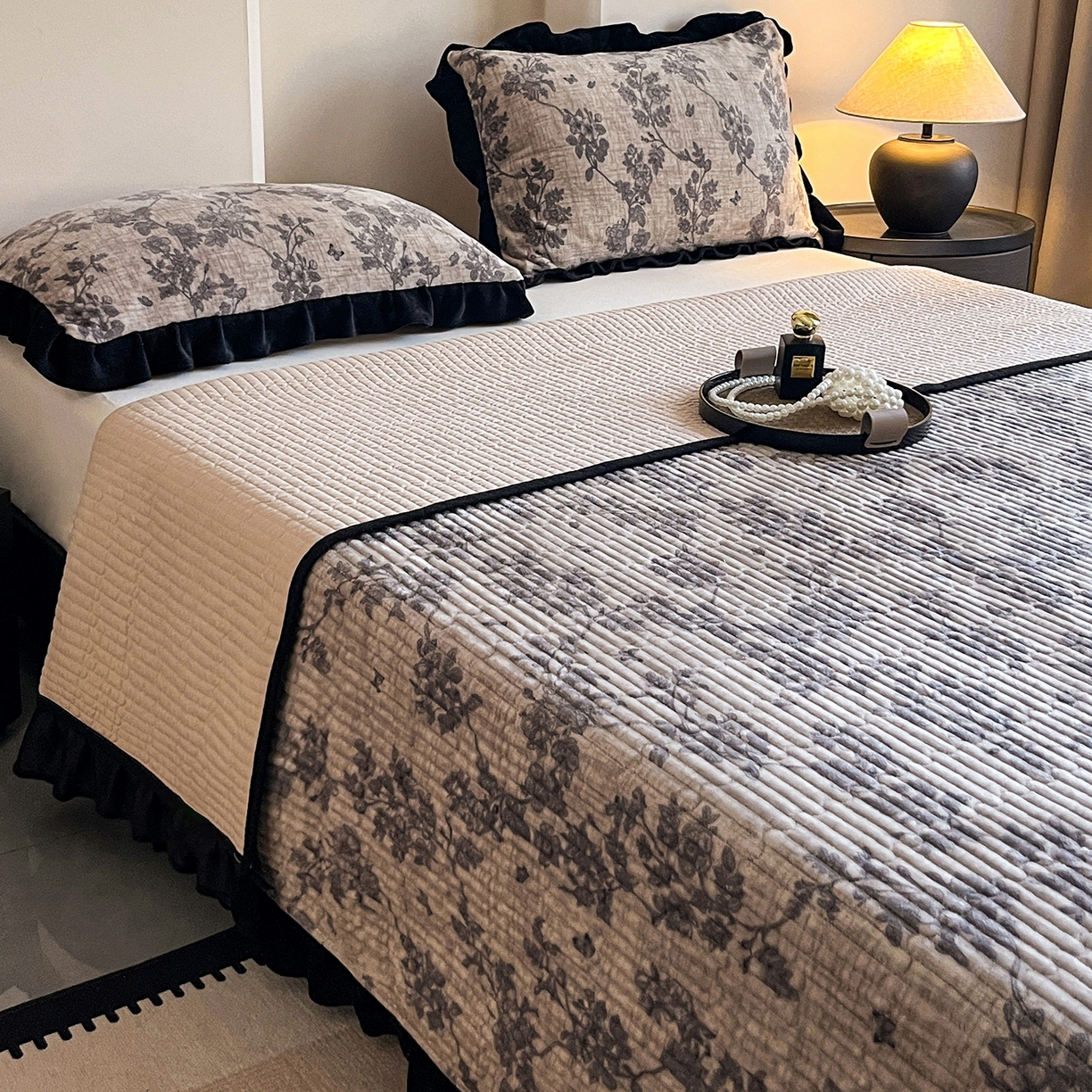 91家纺网 家纺一手货源 找家纺 安哆啦家纺 2025新款法式赫本风牛奶绒单床盖 花影浅吟