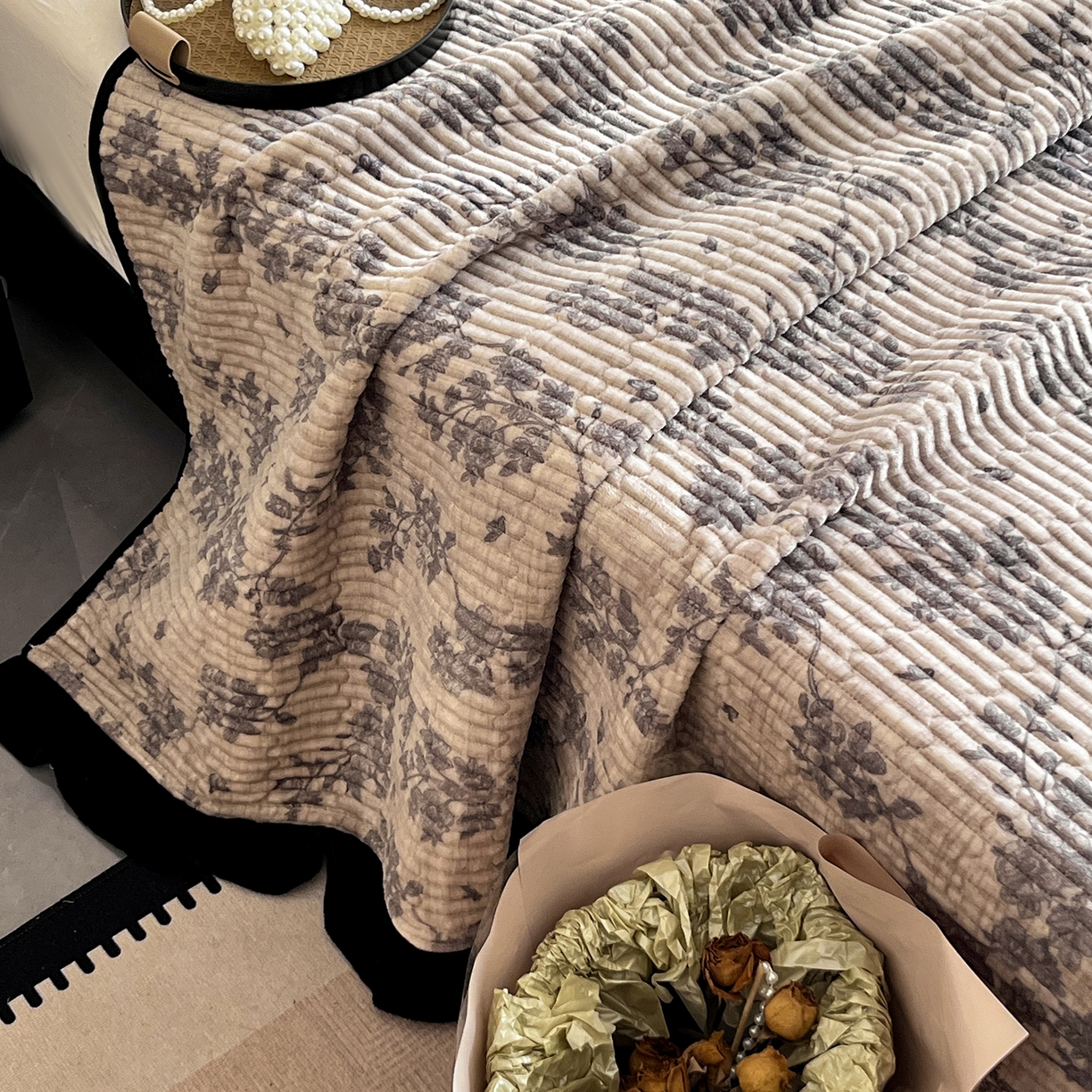 91家纺网 家纺一手货源 找家纺 安哆啦家纺 2025新款法式赫本风牛奶绒单床盖 花影浅吟