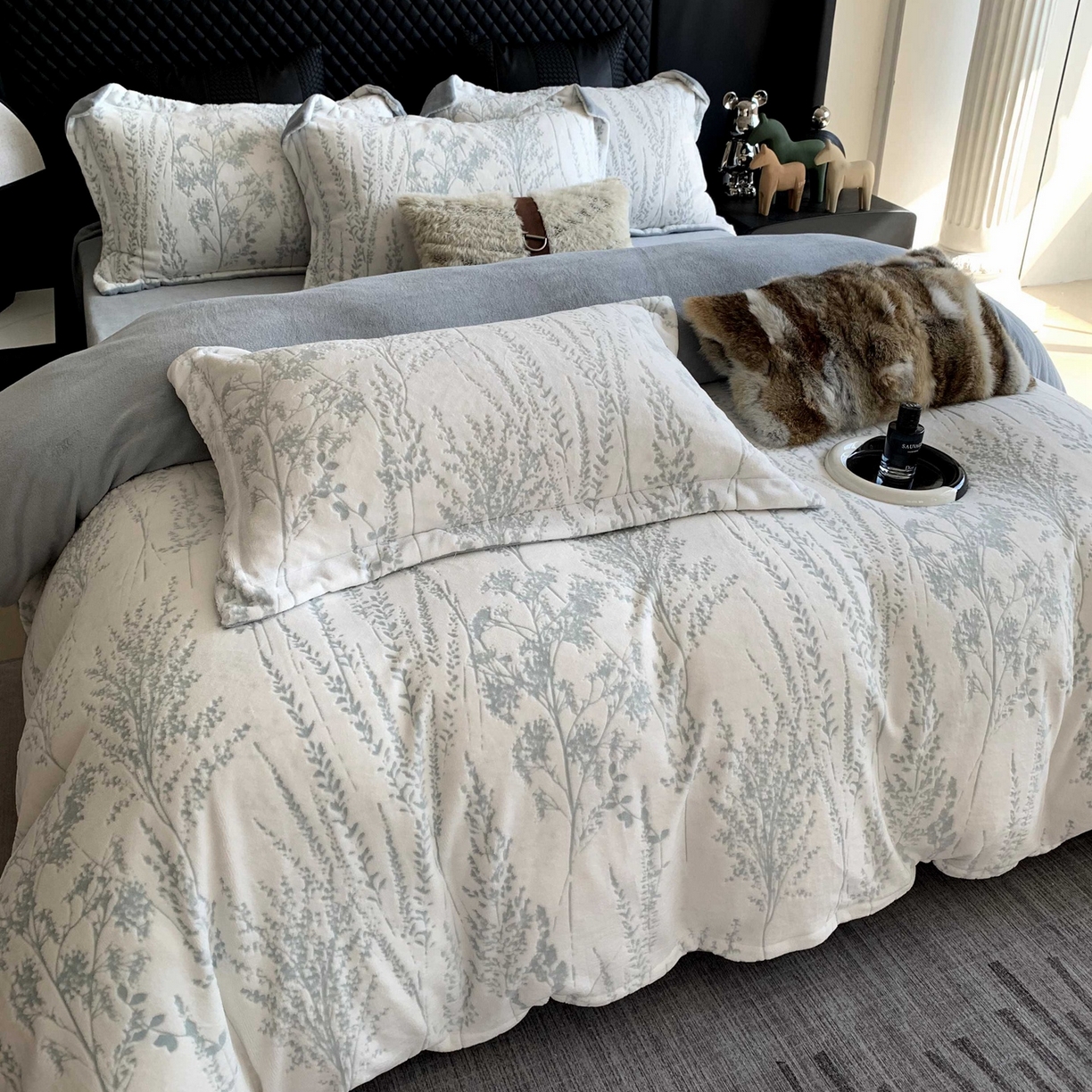 91家纺网 家纺一手货源 找家纺 （总）奈萝家纺 2025新款加厚雕花绒牛奶绒四件套