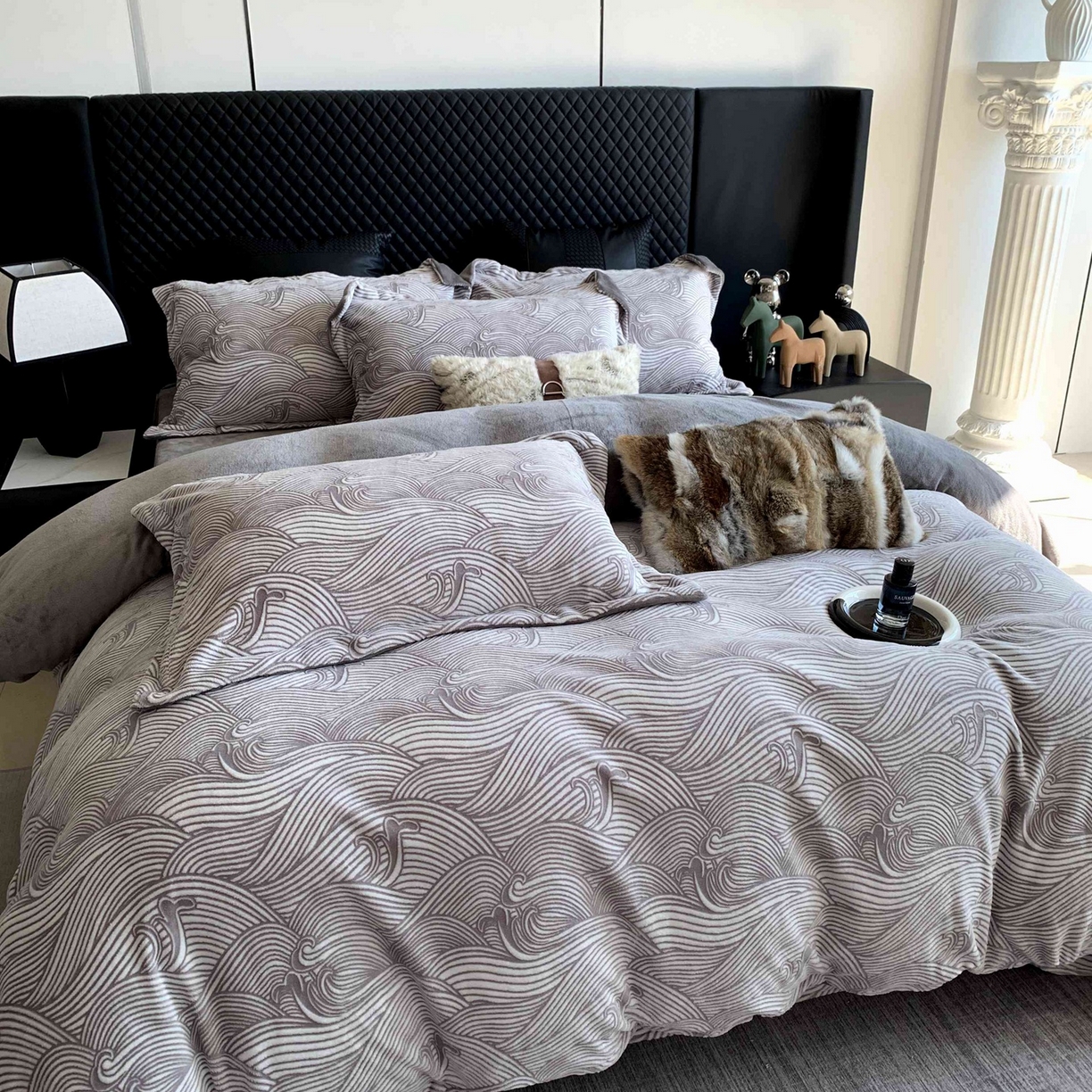 91家纺网 家纺一手货源 找家纺 （总）奈萝家纺 2025新款加厚雕花绒牛奶绒四件套