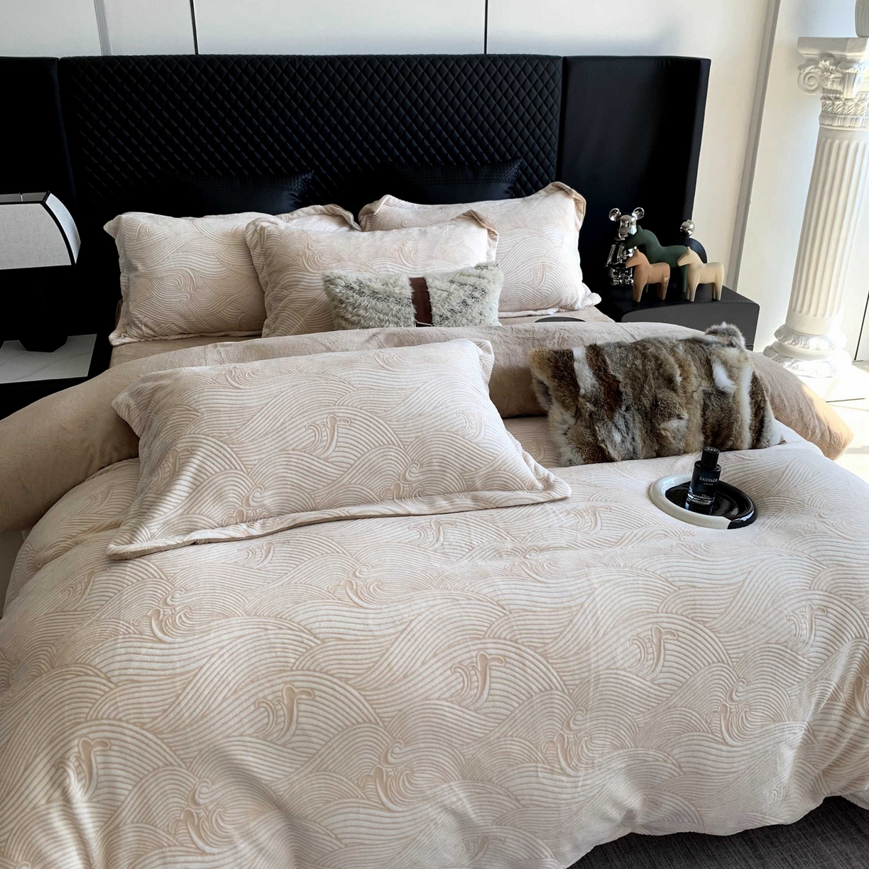 91家纺网 家纺一手货源 找家纺 （总）奈萝家纺 2025新款加厚雕花绒牛奶绒四件套