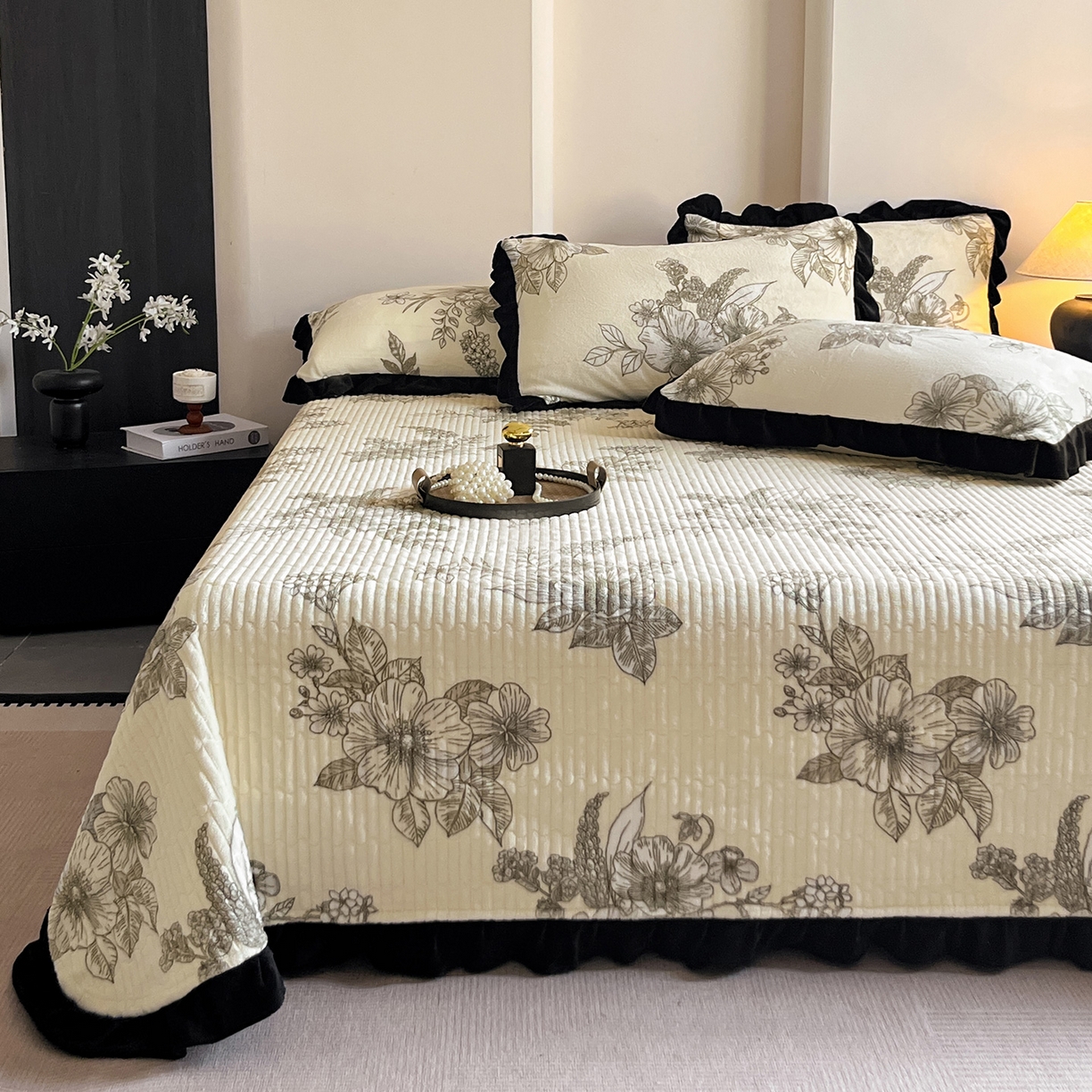 91家纺网 家纺一手货源 找家纺 安哆啦家纺 2025新款法式赫本风牛奶绒单床盖 花语浪漫