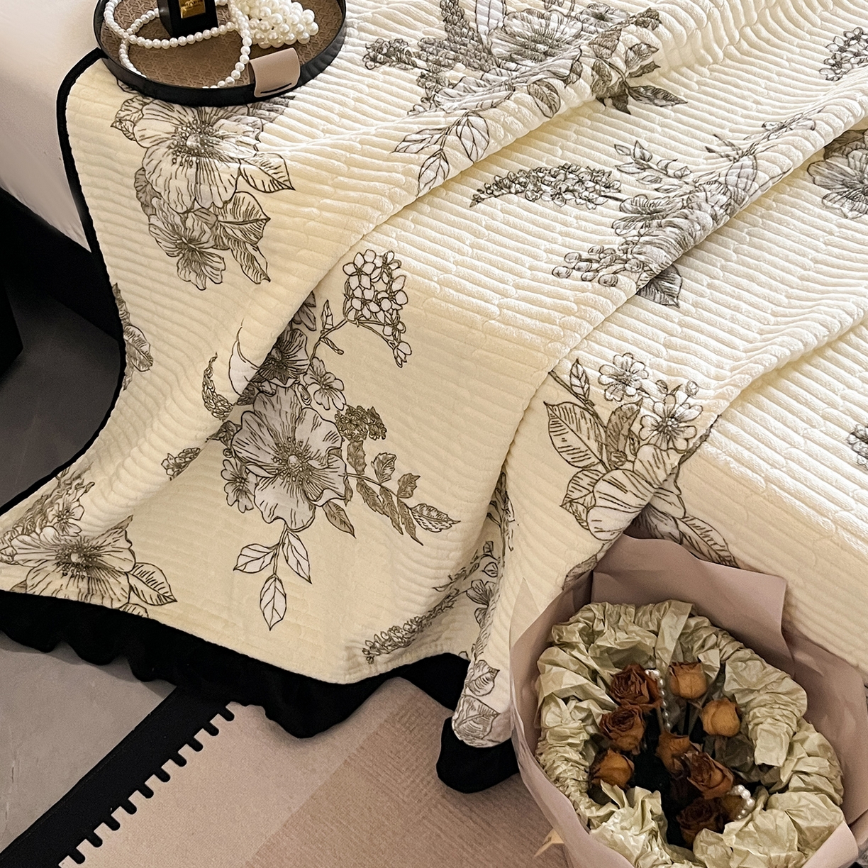 91家纺网 家纺一手货源 找家纺 安哆啦家纺 2025新款法式赫本风牛奶绒单床盖 花语浪漫