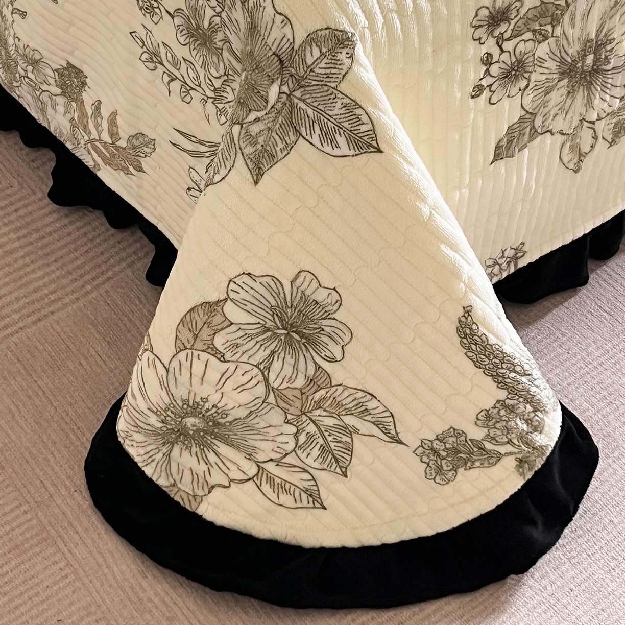 91家纺网 家纺一手货源 找家纺 安哆啦家纺 2025新款法式赫本风牛奶绒单床盖 花语浪漫