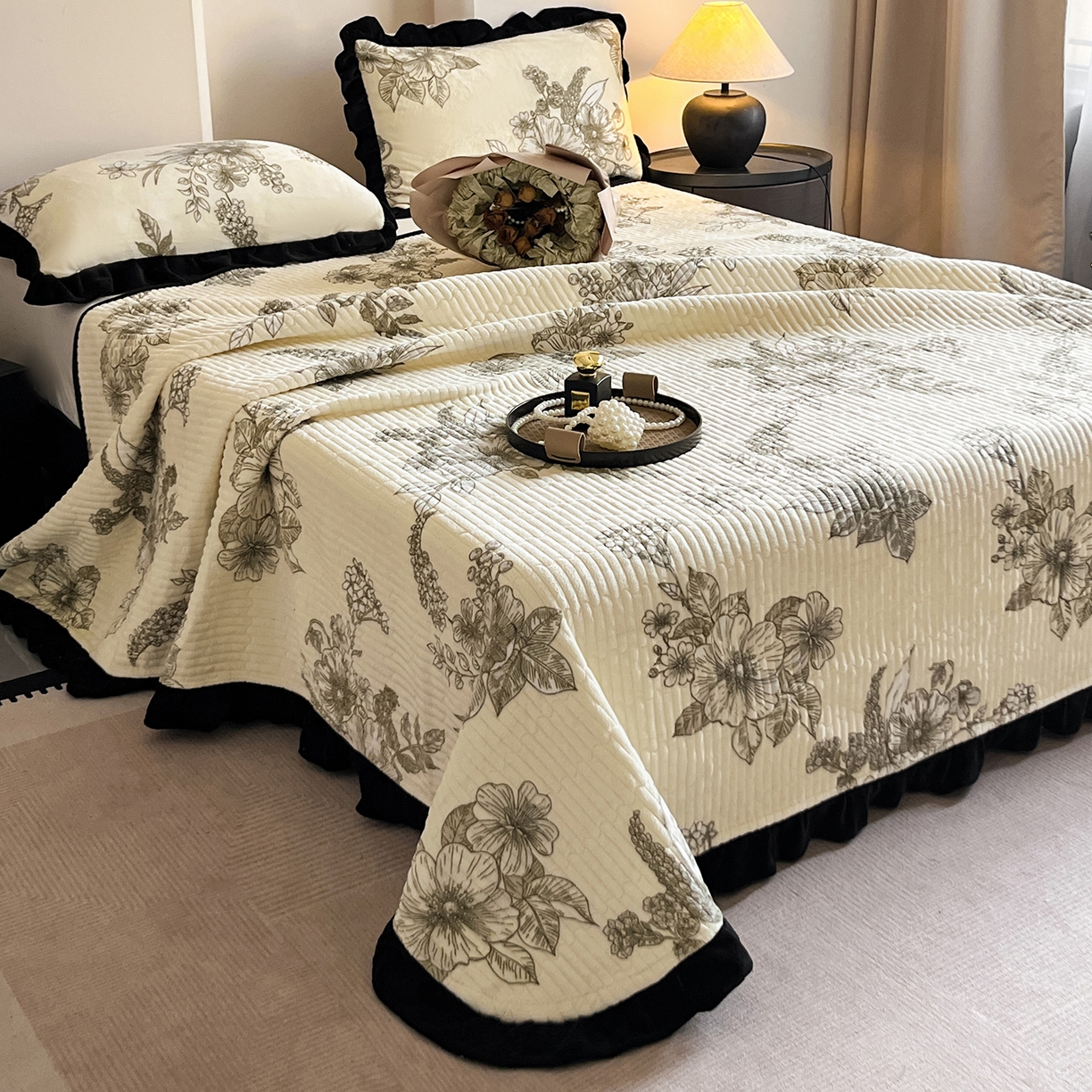 91家纺网 家纺一手货源 找家纺 安哆啦家纺 2025新款法式赫本风牛奶绒单床盖 花语浪漫