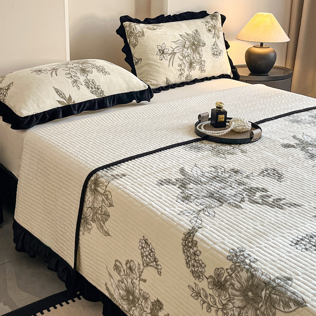 91家纺网 家纺一手货源 找家纺 安哆啦家纺 2025新款法式赫本风牛奶绒单床盖 花语浪漫