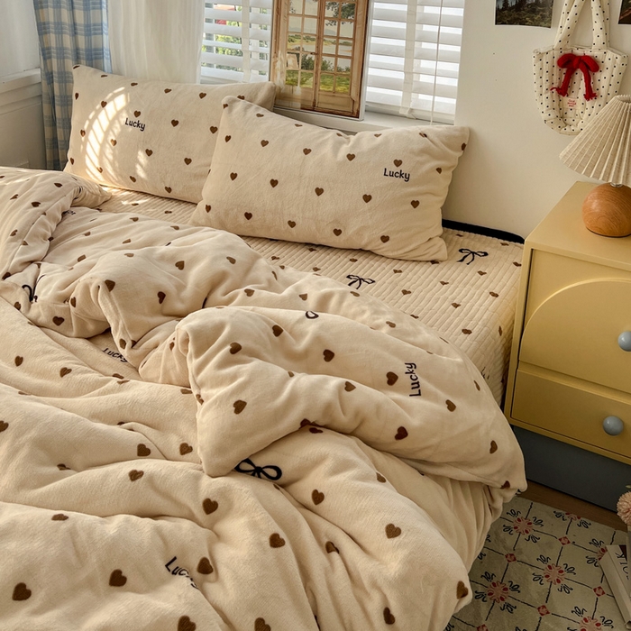 91家纺网 家纺一手货源 找家纺 （总）鑫利来家纺 2025新款牛奶绒加厚印花法式赫本风花边床盖四件套