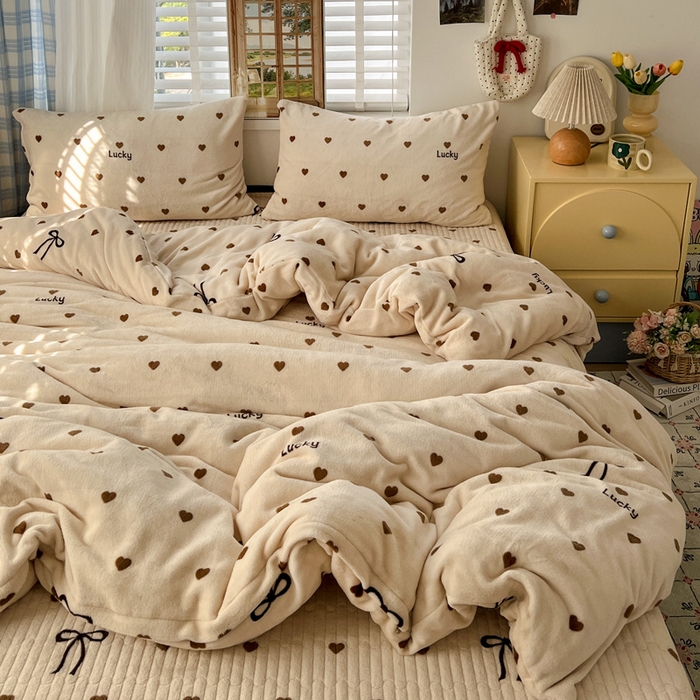 91家纺网 家纺一手货源 找家纺 （总）鑫利来家纺 2025新款牛奶绒加厚印花法式赫本风花边床盖四件套