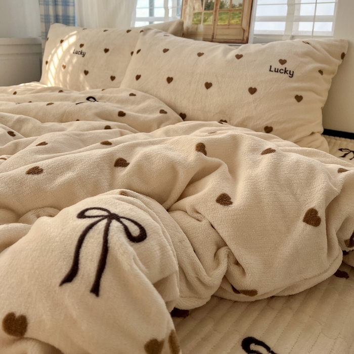 91家纺网 家纺一手货源 找家纺 （总）鑫利来家纺 2025新款牛奶绒加厚印花法式赫本风花边床盖四件套