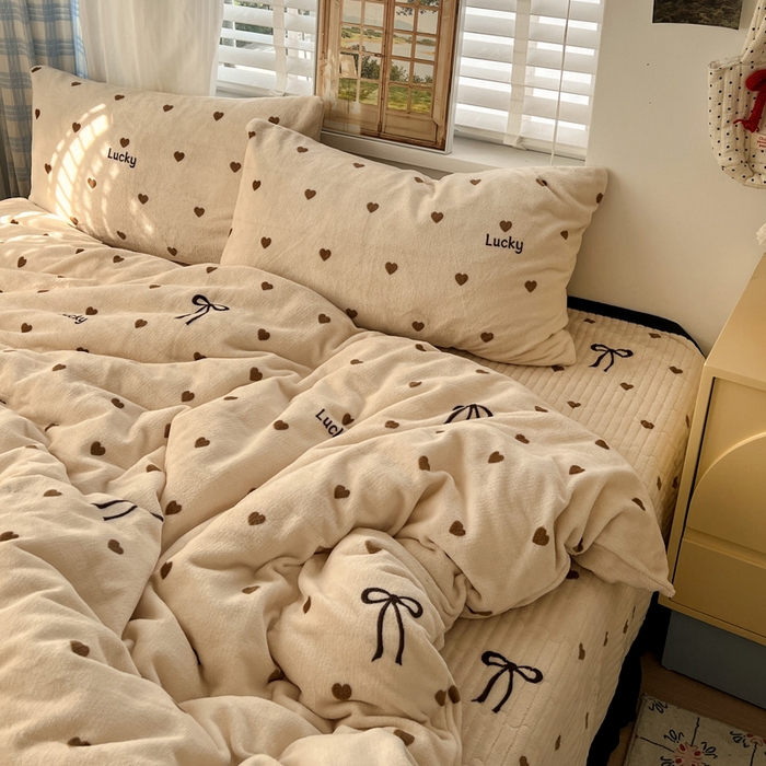 91家纺网 家纺一手货源 找家纺 鑫利来家纺 2025新款牛奶绒加厚印花法式赫本风花边床盖四件套 床盖款-爱心蝴蝶结