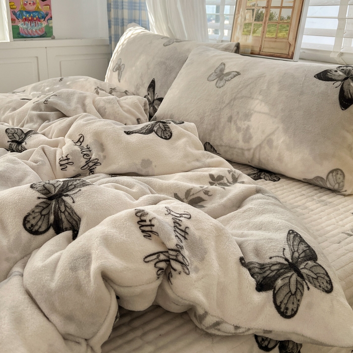 91家纺网 家纺一手货源 找家纺 鑫利来家纺 2025新款牛奶绒加厚印花法式赫本风花边床盖四件套 床盖款-蝴蝶意境