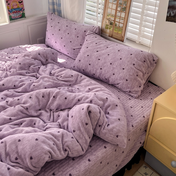 91家纺网 家纺一手货源 找家纺 鑫利来家纺 2025新款牛奶绒加厚印花法式赫本风花边床盖四件套 床盖款-紫色小心心