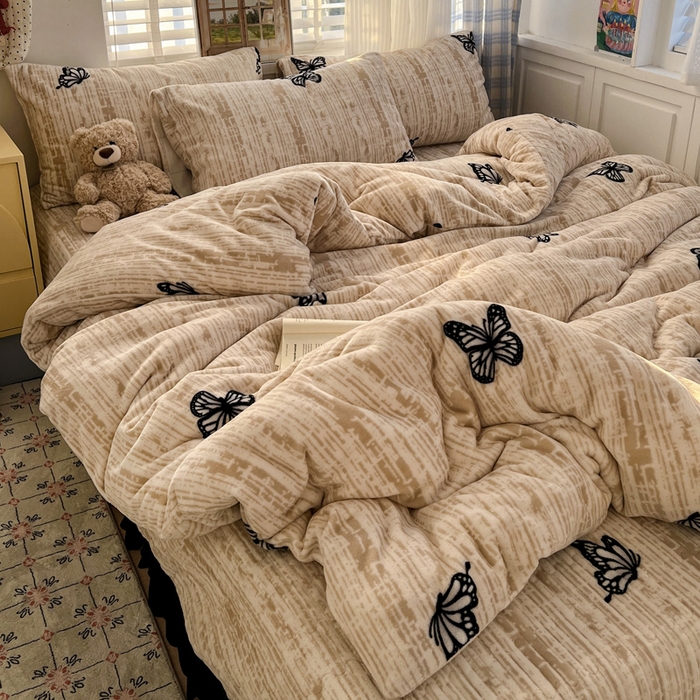 91家纺网 家纺一手货源 找家纺 鑫利来家纺 2025新款牛奶绒加厚印花法式赫本风花边床盖四件套 床盖款-法式蝴蝶