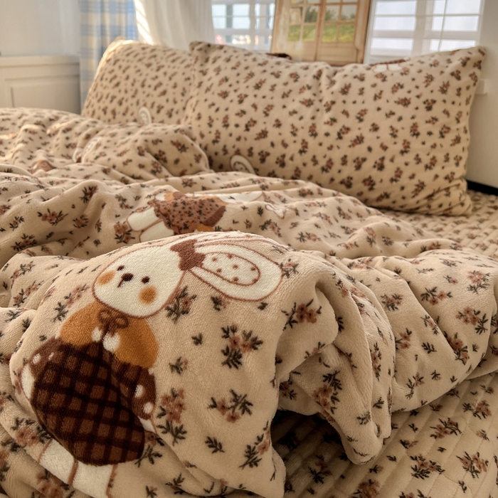 91家纺网 家纺一手货源 找家纺 鑫利来家纺 2025新款牛奶绒加厚印花法式赫本风花边床盖四件套 床盖款-乖乖兔