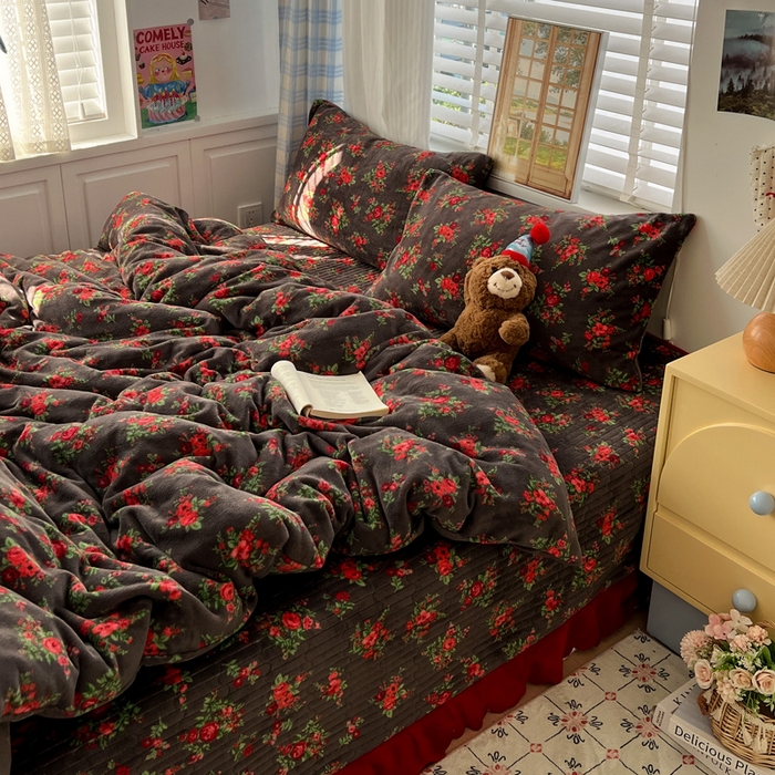 91家纺网 家纺一手货源 找家纺 鑫利来家纺 2025新款牛奶绒加厚印花法式赫本风花边床盖四件套 床盖款-玫瑰的故事