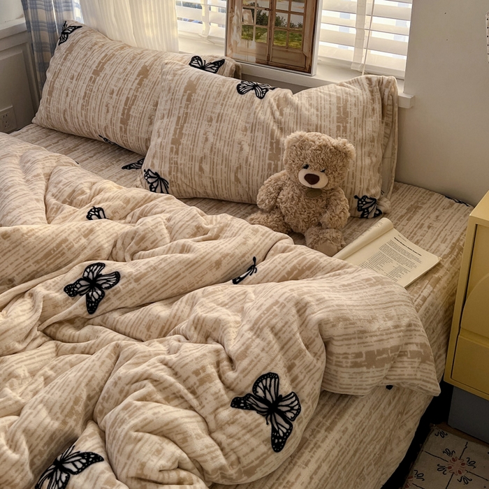 91家纺网 家纺一手货源 找家纺 鑫利来家纺 2025新款牛奶绒加厚印花法式赫本风花边床盖四件套 床盖款-法式蝴蝶