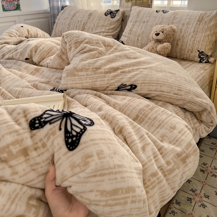 91家纺网 家纺一手货源 找家纺 鑫利来家纺 2025新款牛奶绒加厚印花法式赫本风花边床盖四件套 床盖款-法式蝴蝶