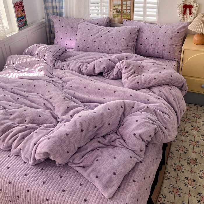 91家纺网 家纺一手货源 找家纺 鑫利来家纺 2025新款牛奶绒加厚印花法式赫本风花边床盖四件套 床盖款-紫色小心心