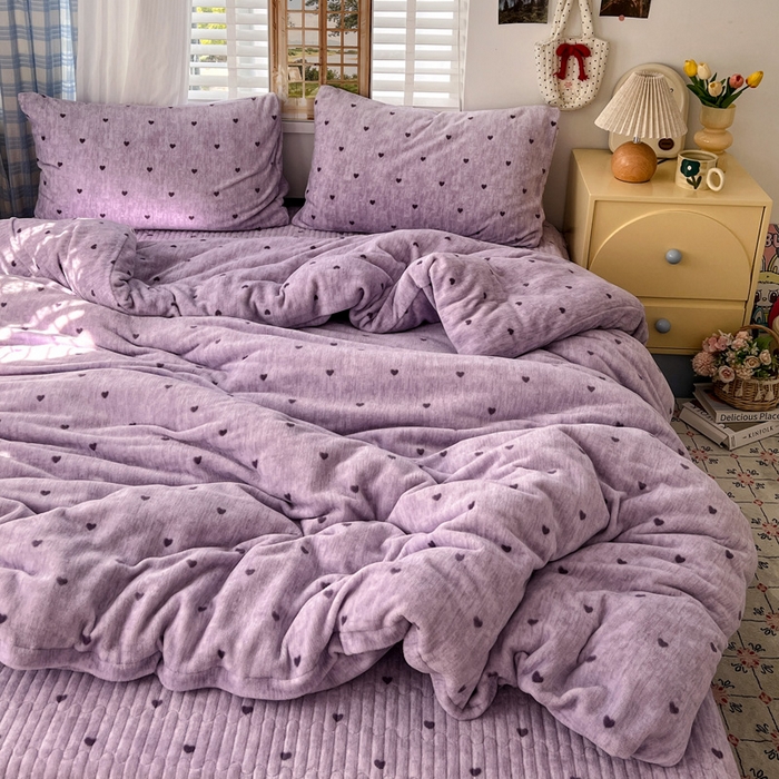91家纺网 家纺一手货源 找家纺 鑫利来家纺 2025新款牛奶绒加厚印花法式赫本风花边床盖四件套 床盖款-紫色小心心