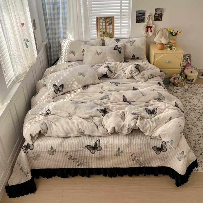 91家纺网 家纺一手货源 找家纺 鑫利来家纺 2025新款牛奶绒加厚印花法式赫本风花边床盖四件套 床盖款-蝴蝶意境