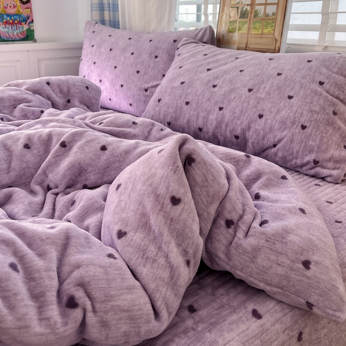 91家纺网 家纺一手货源 找家纺 鑫利来家纺 2025新款牛奶绒加厚印花法式赫本风花边床盖四件套 床盖款-紫色小心心