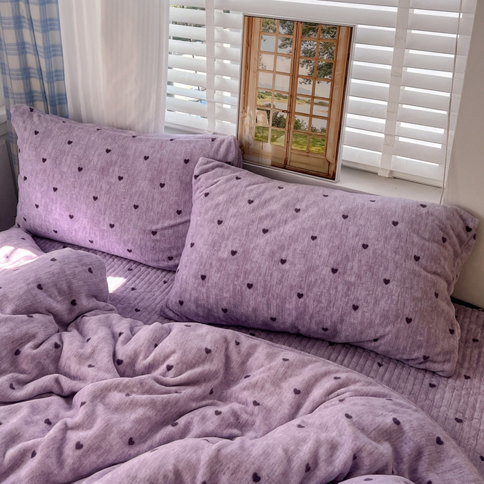 91家纺网 家纺一手货源 找家纺 鑫利来家纺 2025新款牛奶绒加厚印花法式赫本风花边床盖四件套 床盖款-紫色小心心