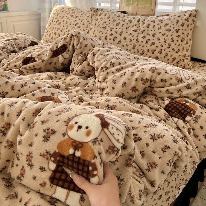 91家纺网 家纺一手货源 找家纺 鑫利来家纺 2025新款牛奶绒加厚印花法式赫本风花边床盖四件套 床盖款-乖乖兔