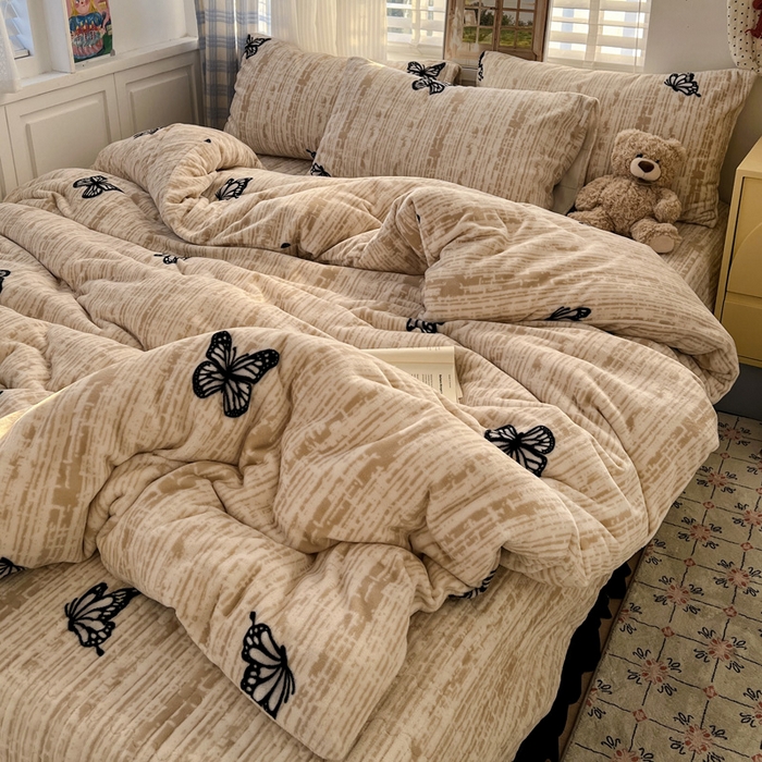 91家纺网 家纺一手货源 找家纺 鑫利来家纺 2025新款牛奶绒加厚印花法式赫本风花边床盖四件套 床盖款-法式蝴蝶