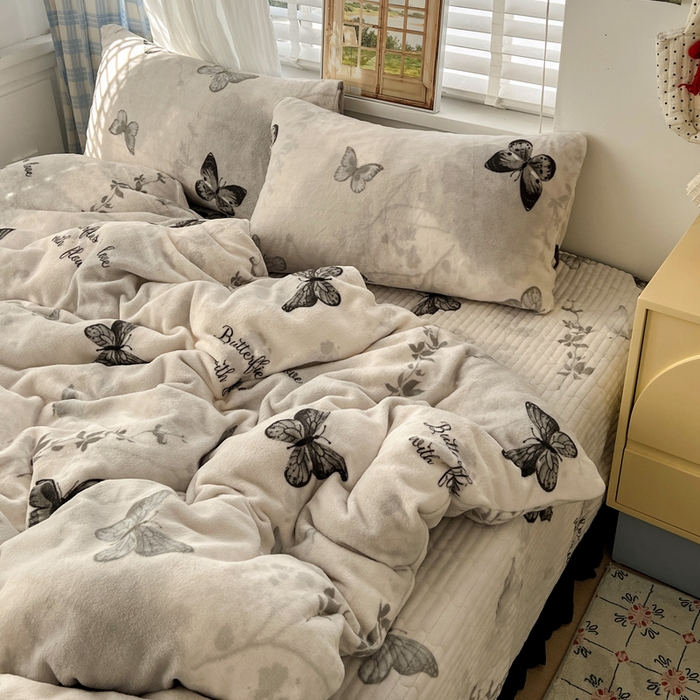 91家纺网 家纺一手货源 找家纺 鑫利来家纺 2025新款牛奶绒加厚印花法式赫本风花边床盖四件套 床盖款-蝴蝶意境