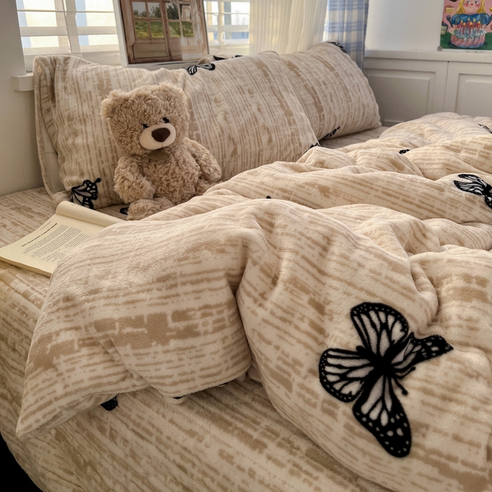 91家纺网 家纺一手货源 找家纺 鑫利来家纺 2025新款牛奶绒加厚印花法式赫本风花边床盖四件套 床盖款-法式蝴蝶