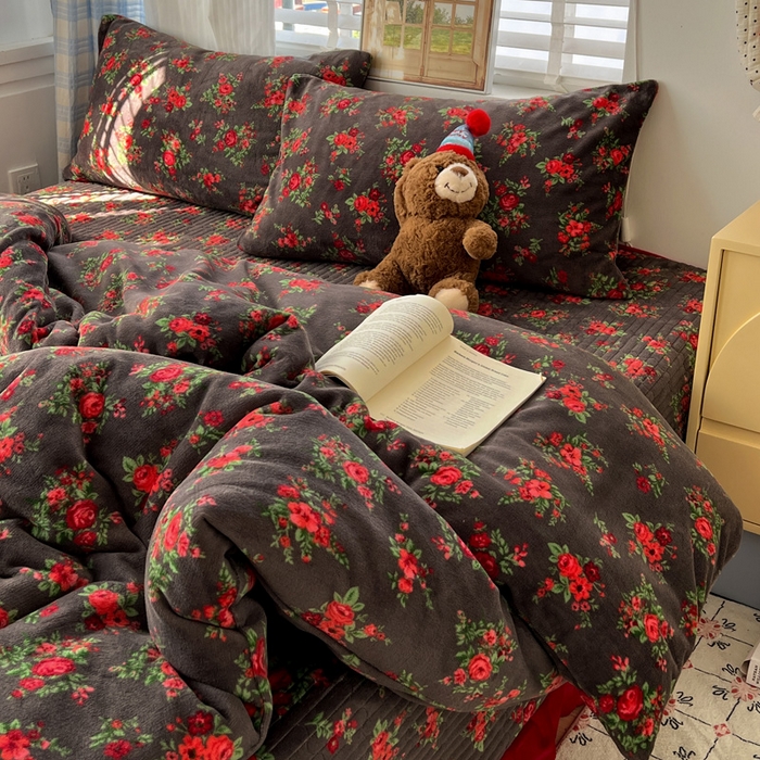 91家纺网 家纺一手货源 找家纺 鑫利来家纺 2025新款牛奶绒加厚印花法式赫本风花边床盖四件套 床盖款-玫瑰的故事