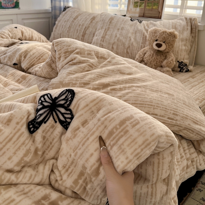 91家纺网 家纺一手货源 找家纺 鑫利来家纺 2025新款牛奶绒加厚印花法式赫本风花边床盖四件套 床盖款-法式蝴蝶