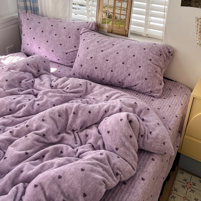 91家纺网 家纺一手货源 找家纺 鑫利来家纺 2025新款牛奶绒加厚印花法式赫本风花边床盖四件套 床盖款-紫色小心心