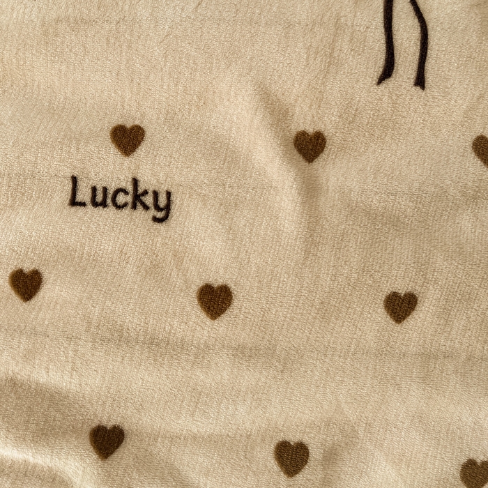 91家纺网 家纺一手货源 找家纺 鑫利来家纺 2025新款牛奶绒加厚印花法式赫本风花边床盖四件套 床盖款-爱心蝴蝶结