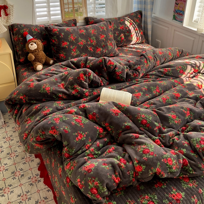 91家纺网 家纺一手货源 找家纺 鑫利来家纺 2025新款牛奶绒加厚印花法式赫本风花边床盖四件套 床盖款-玫瑰的故事