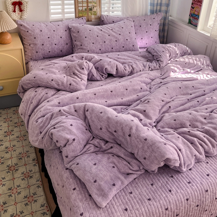 91家纺网 家纺一手货源 找家纺 鑫利来家纺 2025新款牛奶绒加厚印花法式赫本风花边床盖四件套 床盖款-紫色小心心