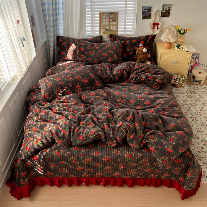 91家纺网 家纺一手货源 找家纺 鑫利来家纺 2025新款牛奶绒加厚印花法式赫本风花边床盖四件套 床盖款-玫瑰的故事